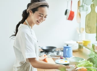 お皿を洗う