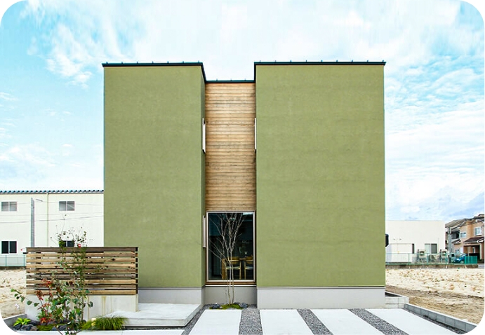 家族の時間を楽しむモスグリーンの塗り壁の家