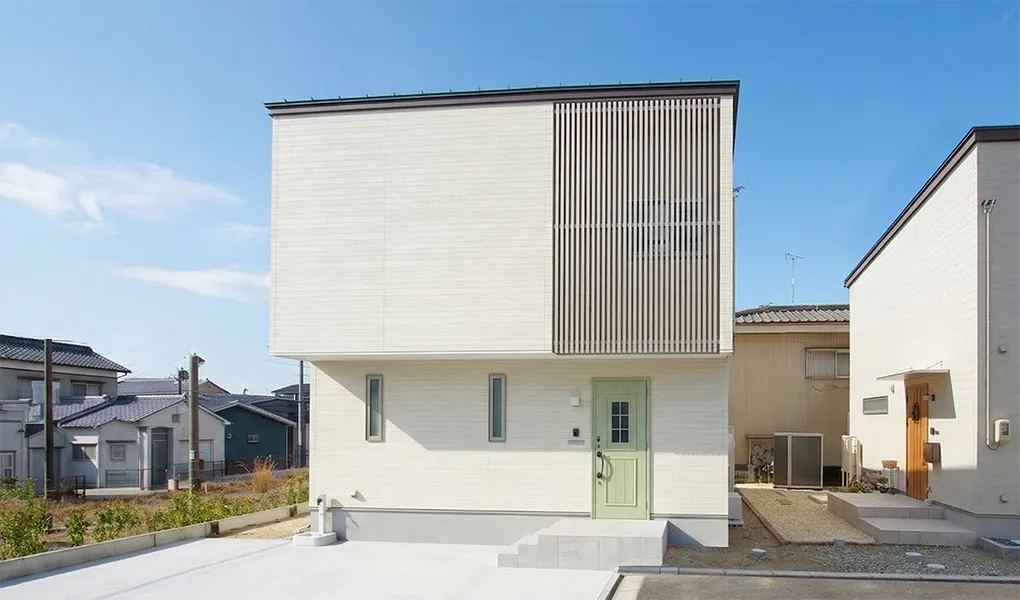 洗濯家事が1階で完結。木の温もりに包まれるアカシアの床と開放的なリビングの住まい（新潟市西区青山）